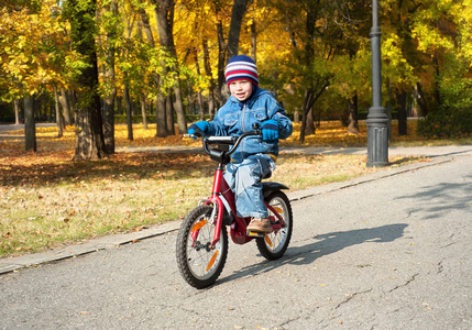 男孩骑着自行车在公园