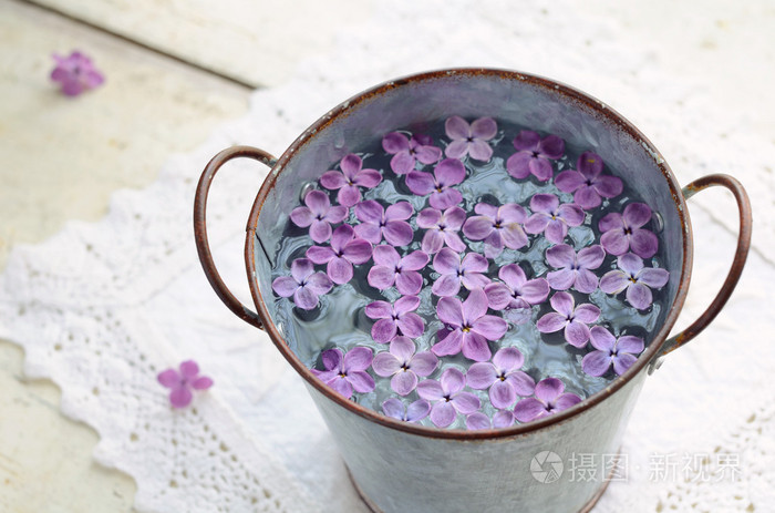 在水中的丁香花瓣