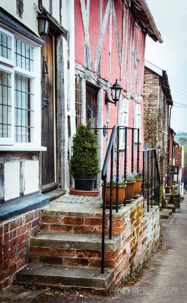 一排的老镇房子在拉文纳姆,英格兰