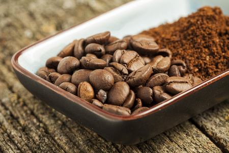 地面咖啡和咖啡豆