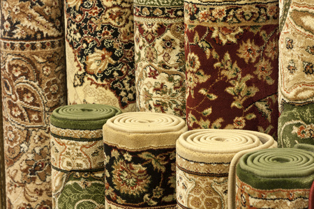 存储区中的多彩地毯
