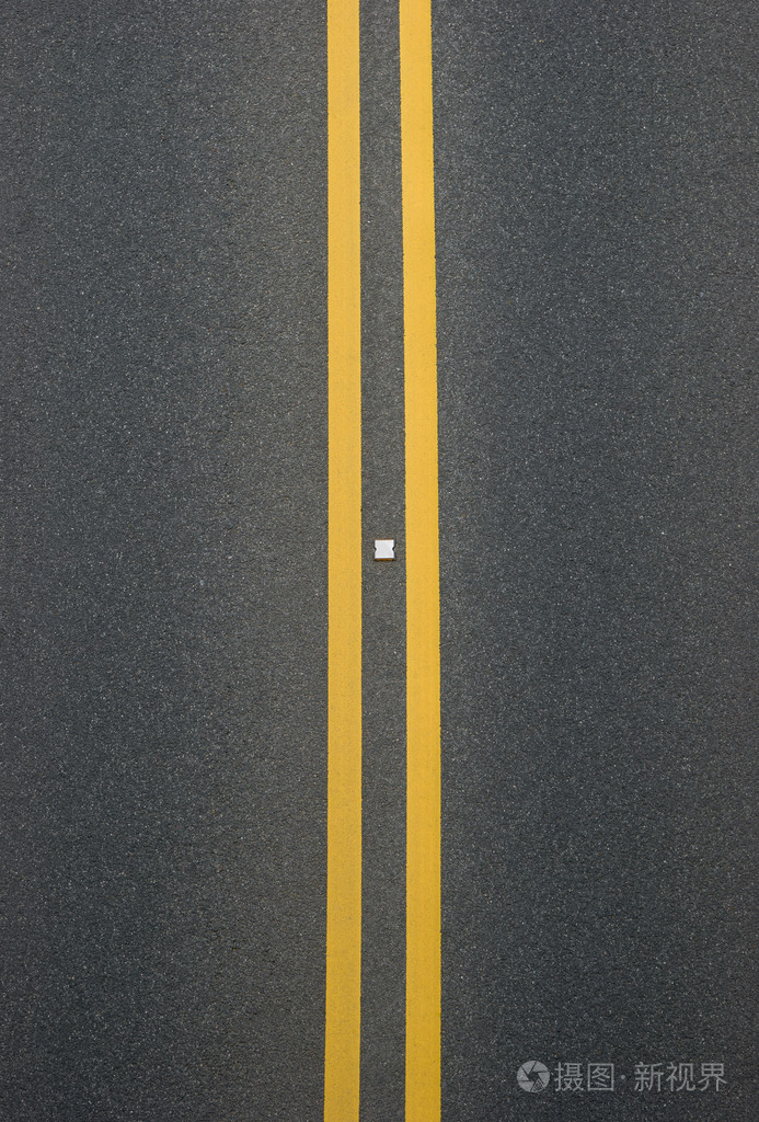 在柏油路上双黄线分隔线