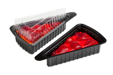 塑料托盘中的草莓芝士蛋糕