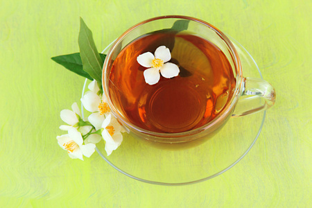 喝杯茶用茉莉花，木桌上特写
