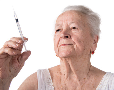 老女人准备为使胰岛素注射的注射器