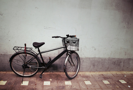 墙上的旧自行车