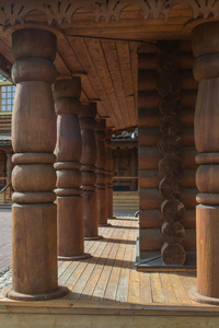 旧的木制柱廊的木雕
