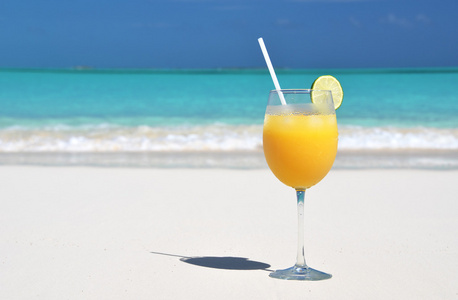 在海滩上的桔子汁。埃克苏马巴哈马