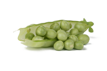 成熟的豌豆蔬菜与孤立在白色背景上的绿色叶