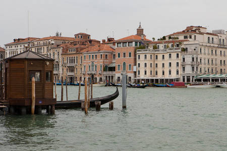 威尼斯精致古色古香的仿古建筑在大运河