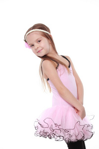 工作室形象的一个迷人的舞者与美丽的头发在粉色的芭蕾舞裙微笑着和在白色背景上跳舞