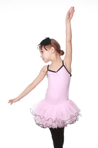 一个迷人的舞者的芭蕾舞女演员服装工作室形象与美丽的头发在粉色的芭蕾舞裙微笑着和在白色背景上跳舞的优雅舞者
