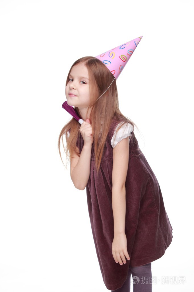 在生日聚会上的白色背景图像上的横笛和假日帽子可爱穿裙子的小女孩