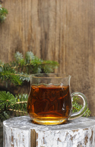 杯热茶之间圣诞装饰品