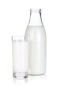 打开的瓶和玻璃与牛奶