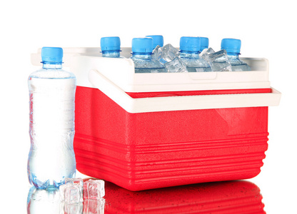 旅行冰箱用瓶的水和冰的多维数据集，孤立在白色