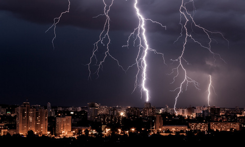 对城市夜景观,如强的闪电,在风雨交加的深夜,戏剧性的天空,雨在夜间的