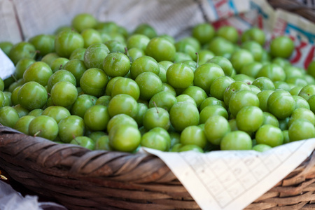 在街头市场新鲜绿色梅子照片