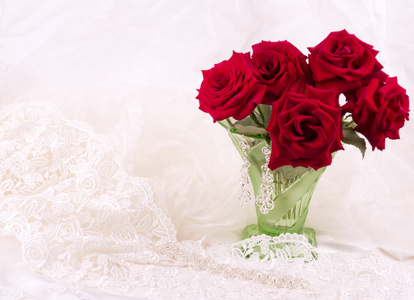 美丽的红玫瑰的花瓶