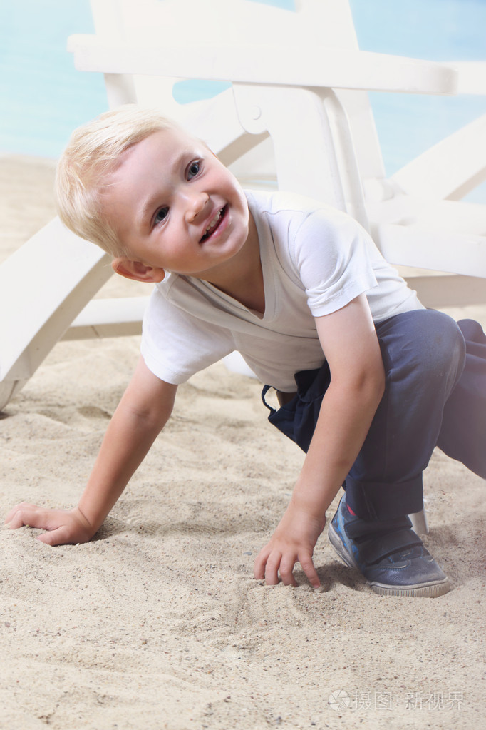 漂亮的小男孩在沙滩上