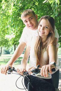 夫妇在一辆自行车