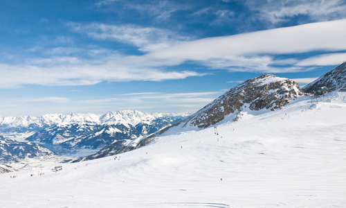 一个女人在卡普伦，kitzsteinhorn glaci 滑雪场滑雪