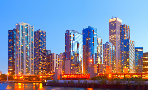 多彩夕阳全景天际线市中心的芝加哥美国