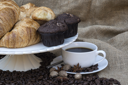 咖啡和糕点欧式早餐自助表设置图片