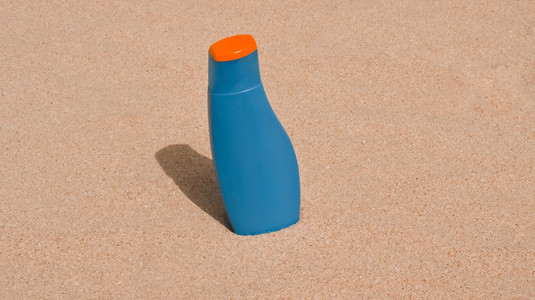 在沙滩上的蓝空瓶
