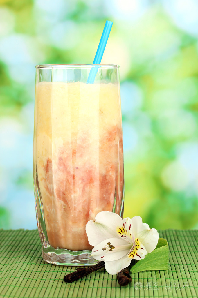 在明亮的背景上美味的水果冰沙