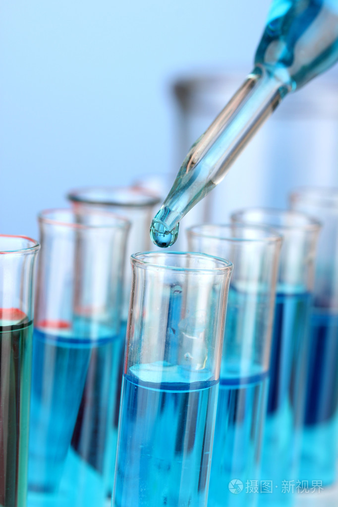 实验室移液器用在玻璃试管,颜色液体滴关门