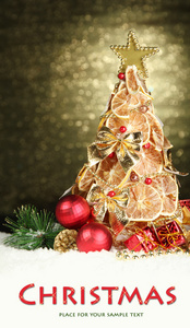 干柠檬与装潢，擦背景上的漂亮的圣诞树