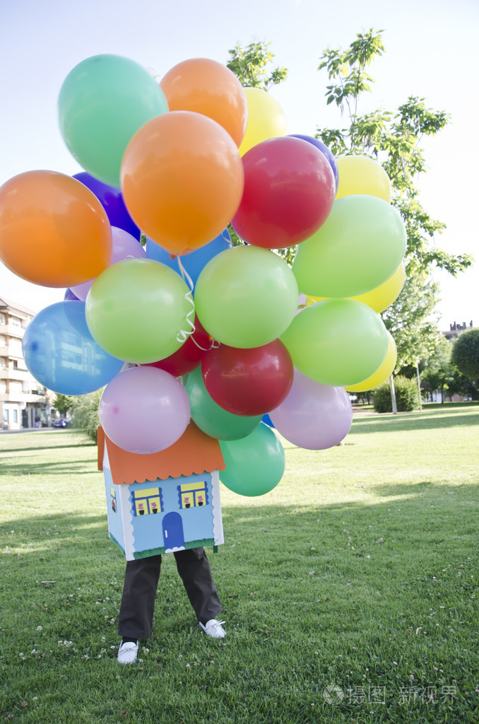 玩气球的小女孩