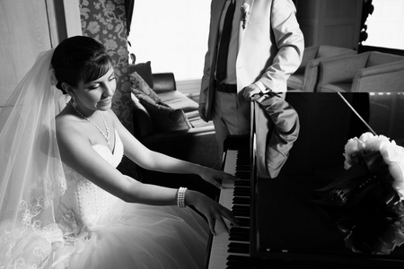 年轻漂亮的新娘玩大钢琴图片