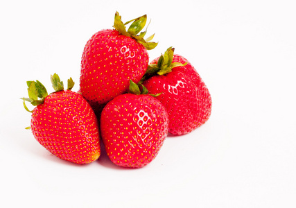四个多汁的草莓照片