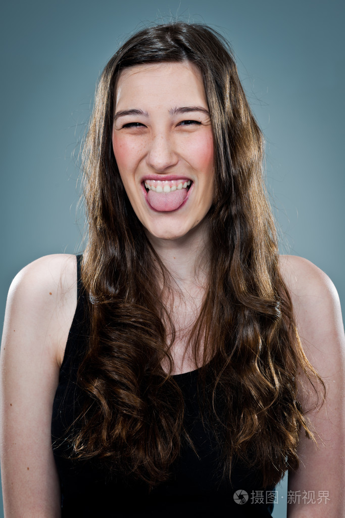 年轻快乐的女人,她的舌头伸出
