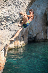 深层水独奏时出现问题，年轻女性攀岩的克里夫的脸上