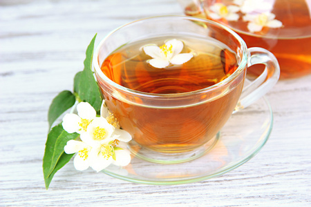 喝杯茶用茉莉花，木桌上特写