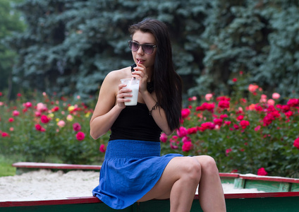十几岁的女孩与一杯奶昔上夏季的一天