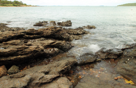 海浪和石头