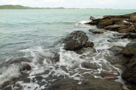 海浪打圆岩石和溅