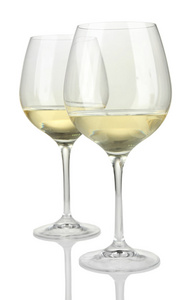 两杯白葡萄酒，孤立在白色