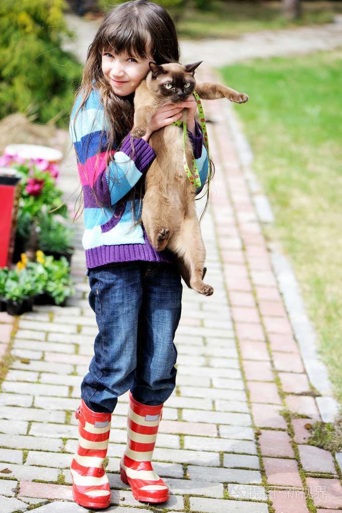 可爱的年轻女孩抱着她的小猫