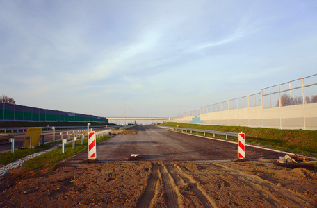 正在建设的轨道路