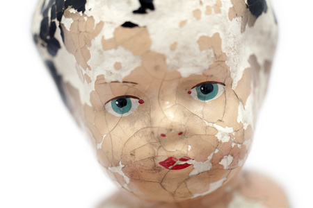 的头令人毛骨悚然的娃娃脸被遗弃的脏玩具娃娃我爱贝弗莉小山美国加州