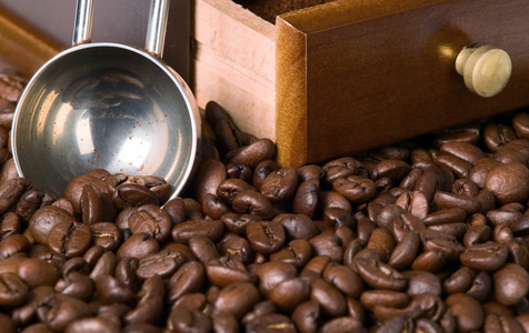 咖啡豆背景与勺子和框