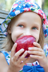 红苹果的小女孩的图片