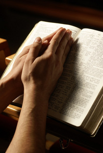 圣经中在教堂祈祷的手