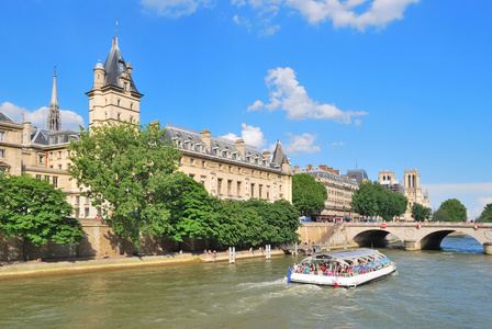 巴黎。塞纳河