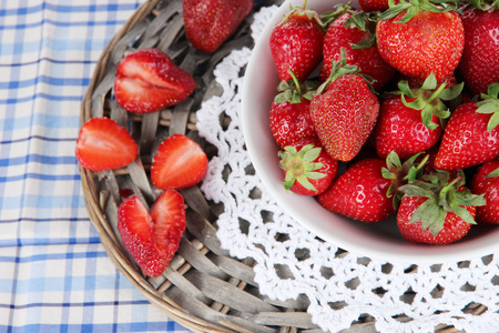 草莓在板上柳条站在餐巾上